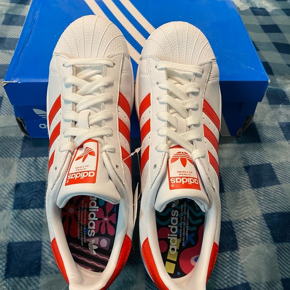 Women’s Adidas Superstar shoes - Picture 3 of 5